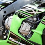 Четырехтактный мотор на раме мотоцикла Kawasaki Ninja ZX-10R, спрятанный за зелеными обтекателями