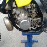 Одноцилиндровый двигатель на байке Suzuki RM 250 кроссового класса